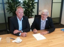 Egbert Waaijman (links) en Meino Noordenbos (rechts) tekenen de overeenkomst'