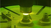 Wetenschappers printen een raketnozzle met de nieuwe 3D-printtechniek. (foto: NASA-JPL/Caltech).'