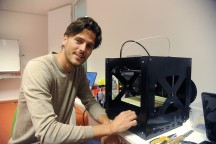 Vincent Wegener van RDM Makerspace bij een 3D-printer. (Foto: Ries van Wendel de Joode)'