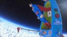 Bij de campagne Extreme Toy Travel wordt Superman gelanceerd tot een hoogte van 39 kilometer, in een capsule vol elektronica.'