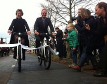 Minister Kamp fietst samen met Gedeputeerde mevrouw Post over de eerste meters SolaRoad'