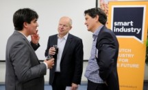 Robin Burghard van IJssel Technologie(links) en Geert Smits van Mifa (rechts) in gesprek met Willem Vermeend'