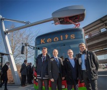 Van links naar rechts: Magnus Åkerhielm (CEO van busmaatschappij Keolis), Håkan Agnevall (CEO van Volvo Buses), Kristoffer Tamsons (verkeerscommissaris provincie Stockholm en hoofd van de openbare vervoersmaatschappij van Stockholm), Ulf Troedsson (CEO van Siemens Zweden).'