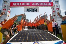 Het Nuon Solar Team viert de overwinning in Adelaide. '