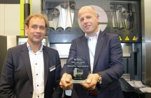 Dennis Fischer (rechts), accountmanager bij Schaeffler Nederland met de SafanDarley Suppliers Award 2014/2015. Links van hem Mark Das, manufacturing manager bij SafanDarley.'