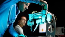 Microsure-CTO en oud-promovendus Raimondo Cau (l) met de microchirurgierobot. (foto: Bart van Overbeeke) '