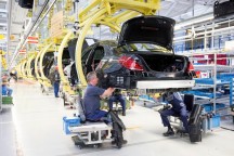 Mercedes vervangt robots door mensen.'
