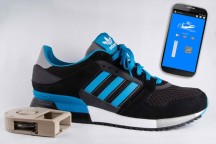 De schoen met Jointwatchr-technologie en bijbehorende smartphone-app.'