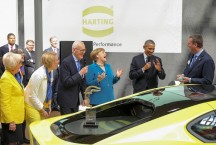 Voorgrond vlnr.: Margrit Harting, Meresa Harting-Hertz, Dietmar Harting, Angela Merkel, Barack Obama, Philip Harting'