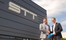 Martin van der Have (l) en Menno Kooistra voor het nieuwe pand van STT Products in Tolbert.'