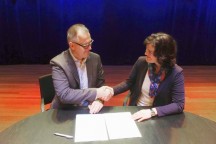 Ron van den Oetelaar (l), directeur Bosch Rexroth en Maria Hansen, Directeur Philharmonie Haarlem, tekenen het contract.'