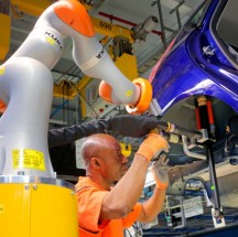 In Keulen wordt het personeel nu ondersteund door samenwerkende robots. (Foto: Ford)'