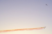 Met een kleurige formatie van de Spaanse 'Patrulla Águila' werd de Solar Impulse welkom geheten. (Foto: Solar Impulse)'