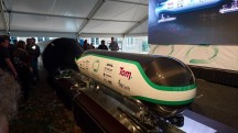 De Delft Hyperloop, vlak na de onthulling (Foto: TU Delft)'