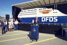 DFDS-CEO Nield Smedegaard voor het kolossale Lego-schip.'