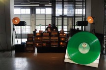 Een DJ zal op de Kunststoffenbeurs groen vinyl (inzetje) laten horen.'