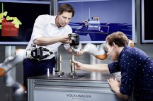 Dr. Wolfgang Hackenberg (links) en medewerker Johannes Teiwes van het Volkswagen Smart.Production:Lab in Wollfsburg (D)'