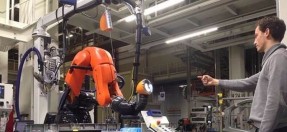 Audi-medewerkers praten met robots in gebarentaal (video)