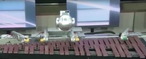 Robot speelt marimba en componeert (video)