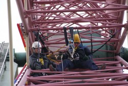Twee monteurs voeren – door middel van rope access techniek – een inspectie uit aan het 45 m hoge reuzenrad La Grande Roue in Walibi. 