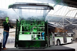 Tijn Swinkels, technisch manager van Team FAST, bij hun zelfgebouwde systeem in de trailer voor een bus. 