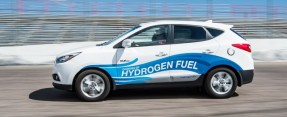De stilstaande waterstofauto kan de elektriciteit ook aan het stroomnet leveren en op deze wijze als buffer fungeren in een duurzaam energiesysteem.