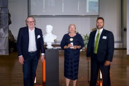 Renate Pilz ontvangt Rudolf Diesel-medaille
