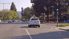 Zelfrijdende Google-auto is heer in het verkeer (video)