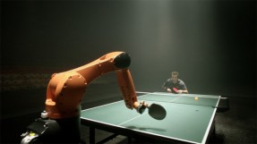 Wereldkampioen tafeltennis speelt tegen robot (video)