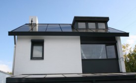 Huis uitgerust met compleet dak van zonnepanelen