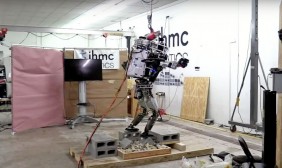 Atlas-robot loopt over oneven terrein (video)