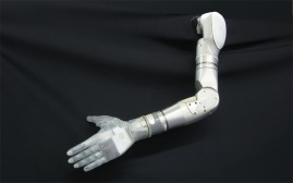 Bionische arm klaar voor productie (video)